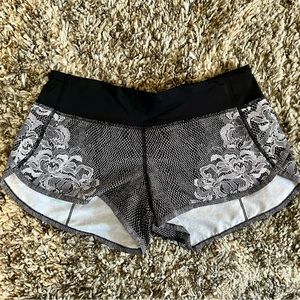 Lululemon Low Rise Lace Print Short Size 4